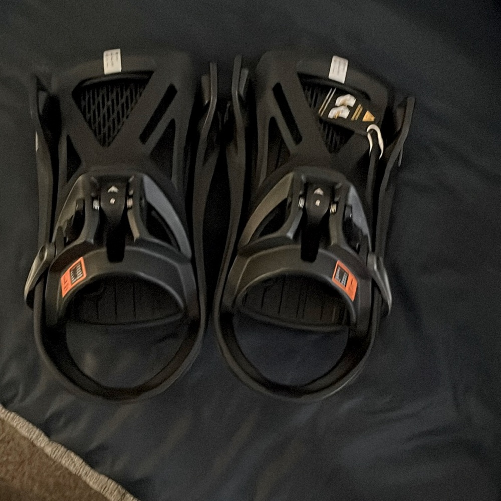 Black snow boots/NO SNOW BOARD INCLUDED
SIIZE 8 in men
